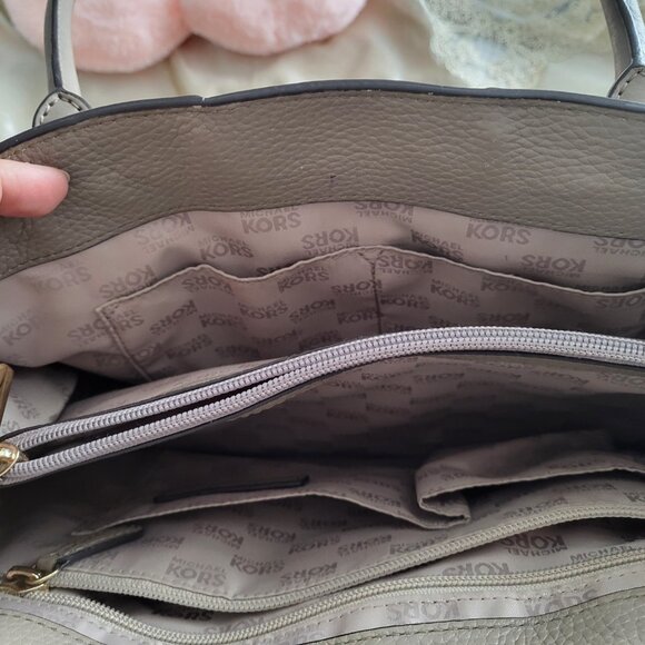 Micheal Kors Cream Tote Purse - Picture 5 of 11